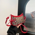 Bolso retro de leopardo con ribete de charol rojo y detalles de lazos decorativos - Rojo