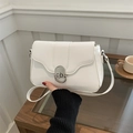 Bolso de hombro de cuero PU blanco mate con solapa ondulada y cierre ovalado plateado - Blanco