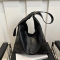 Grand sac fourre-tout vintage en cuir noir avec boucle dorée et style hobo élégant - Noir