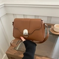 Primer plano de bolso retro marrón con hebilla metálica semicircular plateada de calidad - Marrón