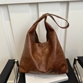 Grand sac hobo vintage marron avec bandoulière réglable et texture effet cuir noble - Marron