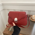 Bolso bandolera vintage rojo oscuro con cierre de anillo plateado y solapa ondulada - Rojo