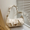Elegante borsa sottobraccio crema con pieghe, logo a triangolo dorato e ombre naturali - Bianco