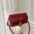Borsa a spalla retrò rosso scuro in pelle lucida con chiusura in metallo dorato - Rosso