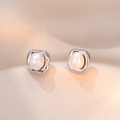 Pendientes cuadrados irregulares de plata con perlas sobre seda elegante suave - Plateado