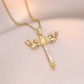 Goldene Libellenkette mit funkelnden Zirkonia auf elegantem Seidenhintergrund - Gold/Zitronengelb
