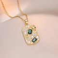 Collana in acciaio al titanio con zircone verde smeraldo e teschio su seta rosa - Collana di Smeraldo (X1548) / Oro