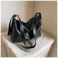 Borsa hobo nera capiente in morbida pelle PU con ampia tracolla e design moderno - Nero