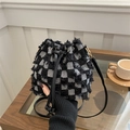 Bolso tipo cubo retro a cuadros blanco y negro con bordes deshilachados y cordón - Rejilla Negra