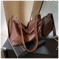 Dettaglio della borsa shopper marrone scuro vintage con tracolla larga e fibbia in metallo - Marrone