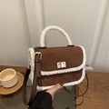 Borsa a tracolla vintage marrone satinato con finiture in pelliccia sintetica bianca - Marrone