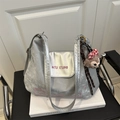 Detail van zilveren metallic tas met schattig geborduurde beer en merklogo - Zilver (Met Hanger)