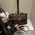 Dunkelbraune Box-Tasche aus Lackleder mit Tragegriff und Doppelreißverschluss - Braun