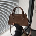 Mini sac à main marron foncé à texture crocodile avec logo doré et poignées arrondies - Marron