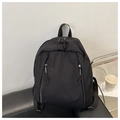 Detalle de una mochila negra ligera con dos bolsillos verticales con cremallera en cuero - Negro