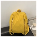 Vista detallada de la mochila de nailon amarillo resistente al agua sobre una silla - Amarillo