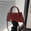 Sac à main rétro bordeaux motif crocodile avec doubles poignées et lettrage doré - Rouge