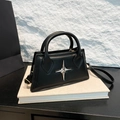 Bolso de mano minimalista de cuero negro con estrella plateada y bandolera - Negro