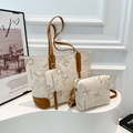 Dreiteiliges Set weißer PU-Lederhandtaschen mit braunem Buchstabendruck und Lederriemen - Weiß