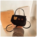 Mini-Handtasche aus schwarzem Lammwolle-Fleece mit Bären-Stickerei und Leder-Schultergurt - Schwarz