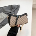 Borsa sottobraccio monogramma retrò con ciondolo a camelia dorata e bordo nero - Nero