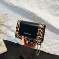 Elegante borsa a tracolla in pelle nera con stampa leopardata e catena dorata - Giallo (Leopardo Giallo Nero)