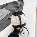Secchiello trapuntato bianco e nero minimalista con dettagli dorati e coulisse - Nero