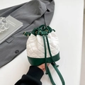 Borsa a secchiello trapuntata in verde bosco e bianco con chiusura a coulisse - Verde