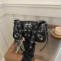Borsa a spalla nera stile punk con borchie argentate e occhielli in design Y2K - Nero