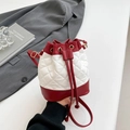 Secchiello bicolore rosso e bianco in pelle PU trapuntata con chiusura a coulisse - Rosso
