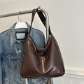 Große dunkelbraune Shopper-Tasche aus PU-Leder mit breitem Gurt und modischem Logo-Patch - Braun