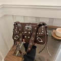 Borsa baguette in finta pelle marrone scuro con borchie e fibbie argentate - Marrone