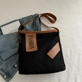 Borsa tote in tela nera minimalista con toppe in pelle marrone e scritta alla moda - Nero