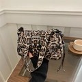 Borsa leopardata chic con borchie argentate e occhielli per uno stile punk Y2K - Stampa leopardata