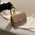 Piccola borsa beige trapuntata con tracolla a catena dorata e chiusura girevole in metallo - Cachi
