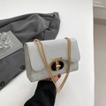 Sac bandoulière pailleté argenté avec chaîne dorée et fermoir en T métallique - Argenté