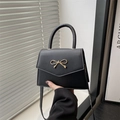 Elegante schwarze minimalistische kleine quadratische Tasche mit goldener Schleife - Schwarz