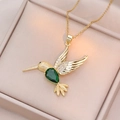 Gouden kolibrie ketting met groene edelsteen en fonkelende zirkonia vleugeldetails - Smaragd