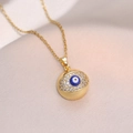 Collier pendentif œil maléfique doré avec zircon bleu et pavé sur fond de soie - Style Disque Doré (X2817)