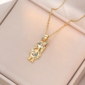 Collana dorata con ciondolo a forma di bambina e zirconi colorati su scatola - Stile Ragazza (X2881)