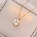 Elegante collana a quadrifoglio dorata con quattro zirconi a cuore su velluto morbido - Collana Cuore Bianco / Zirconia Bianca