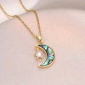 Elegante collar dorado de luna y estrella de concha sobre fondo de tela de satén rosa - Multicolor (X2891)