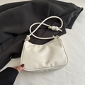 Witte halfronde hobo-tas van glad leer met goudkleurige hardware en geknoopte riem - Wit
