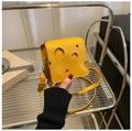 Kreative gelbe Käse-Umhängetasche in Mini-Format mit Löchern und Lederstruktur - Quadratische Tasche / Hellgelb