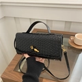 Borsa a tracolla nera a trama intrecciata con chiusura girevole dorata e manico superiore - Nero