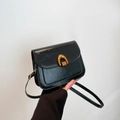 Borsa a tracolla nera in pelle testurizzata con elegante fibbia dorata a ferro di cavallo - Nero