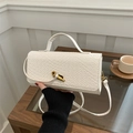 Borsa a tracolla bianca a trama intrecciata con chiusura dorata e manico elegante - Bianco