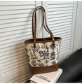 Dettaglio della tote in tela vintage con ricamo di paesaggi e manici in pelle - Caffè Senza Ciondolo / Marrone