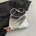 Zilveren metallic onderarmtas met geplooid leertextuur en schouderriem met knoop - Zilver
