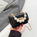 Mini sac noir avec gaufrage crocodile, élégante poignée en perles et bandoulière dorée - Noir